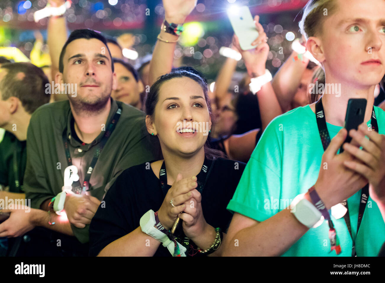 Ventilatori in mezzo alla folla guarda i Coldplay eseguire presso il Principato Stadium di Cardiff, il 11 luglio 2017. Foto Stock