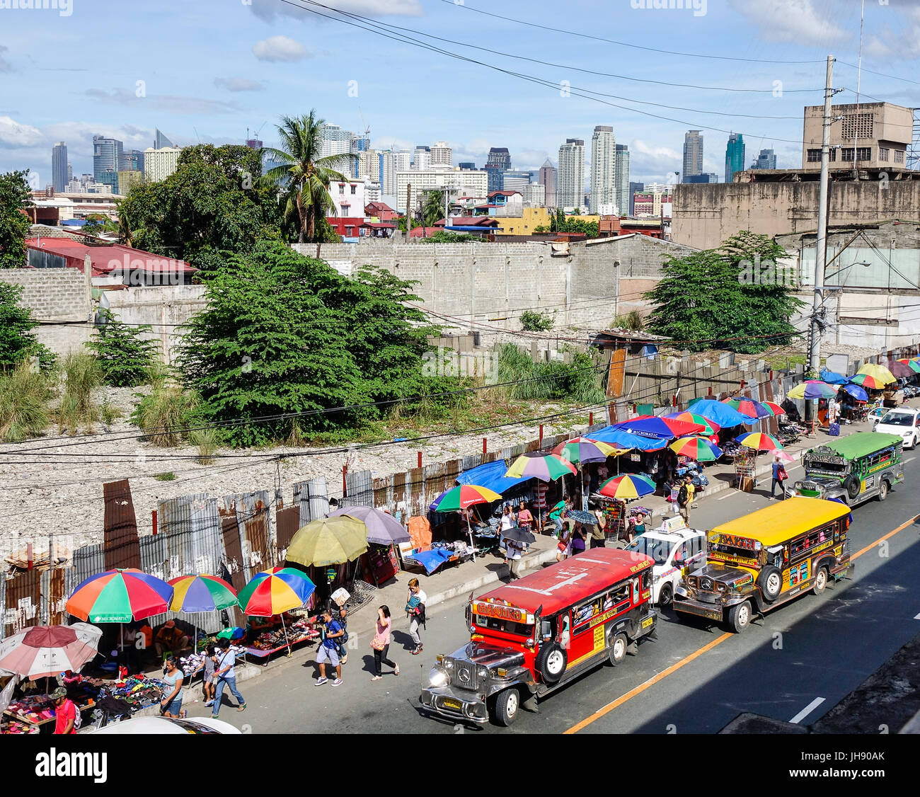 Manila, Filippine - Dic 21, 2015. Vista della strada di Intramuros City a Manila nelle Filippine. Manila è un centro importante per il commercio, il settore bancario e finan Foto Stock