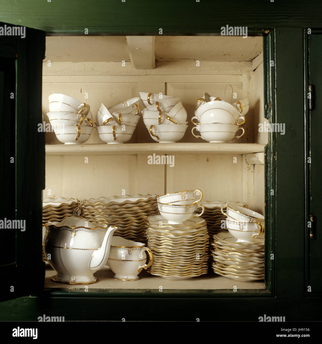 Vintage tazze di tè e le piastre in cabinet Foto Stock