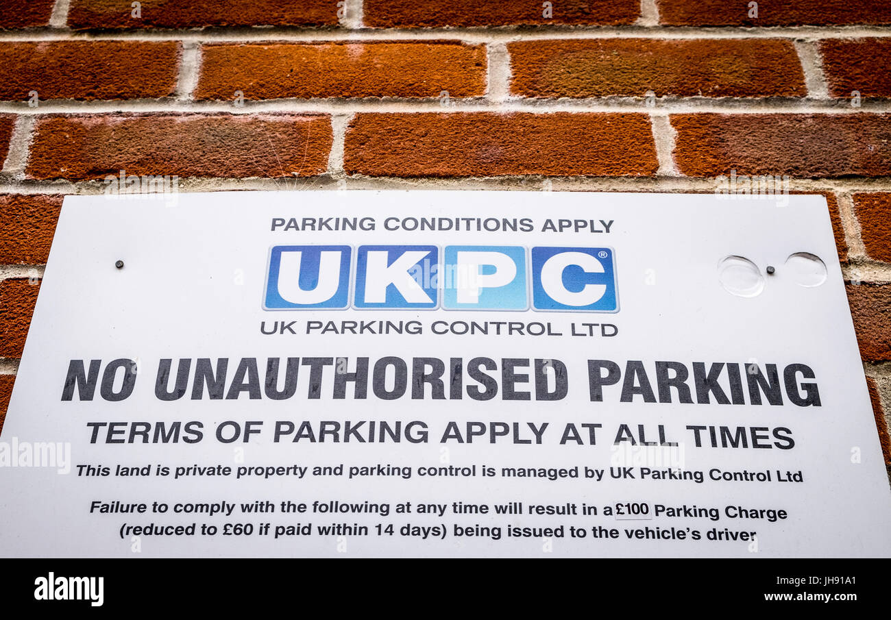 UKPC UK Parcheggio segno di controllo in un parcheggio per auto privato Foto Stock