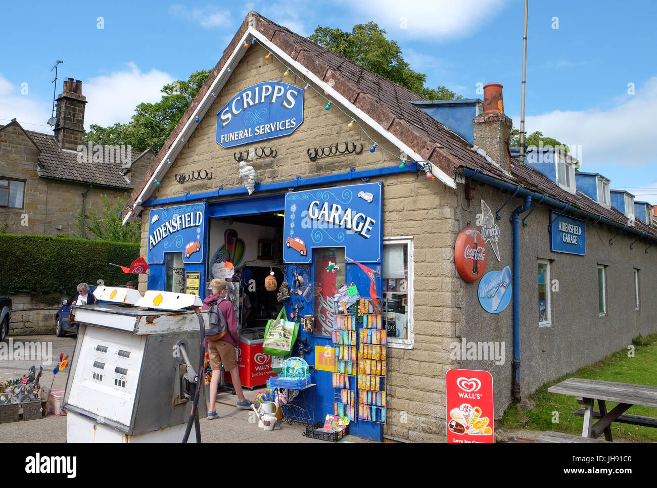 Garage Aidensfield e Scripps servizi funebri da show televisivo Heartbeat nel villaggio di Goathland North Yorkshire Foto Stock