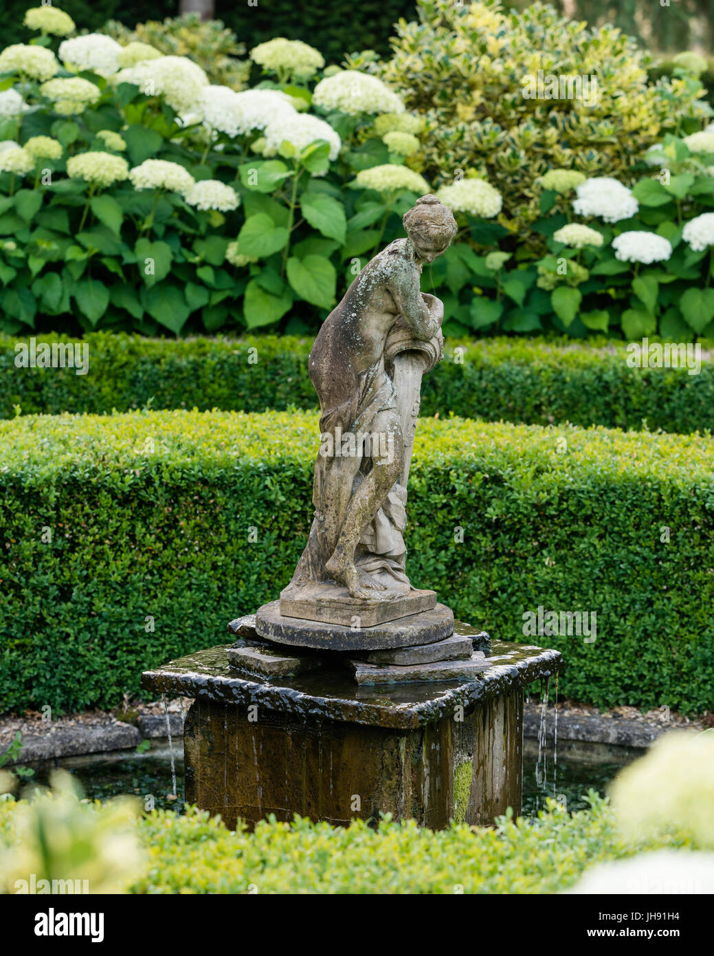 Scultura di donna in giardino Foto Stock