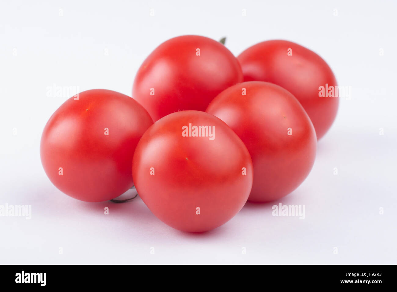 Freschi pomodori ciliegia su sfondo bianco. Studio shoot. Foto Stock