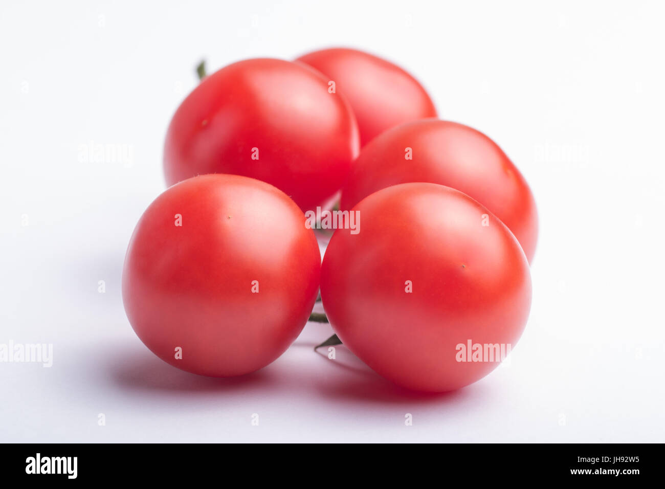 Freschi pomodori ciliegia su sfondo bianco. Studio shoot. Foto Stock