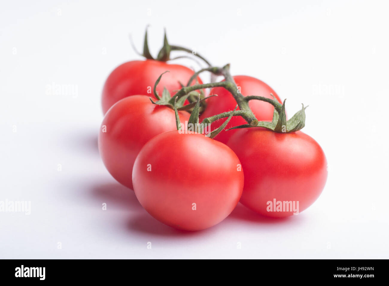 Freschi pomodori ciliegia su sfondo bianco. Studio shoot. Foto Stock