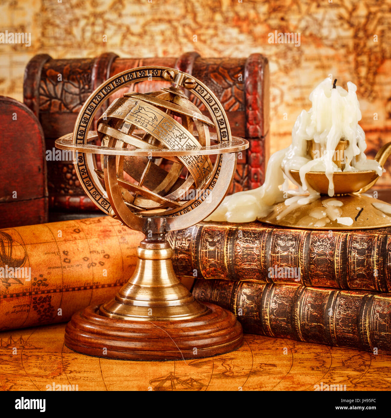 Vintage ancora in vita. Vintage vecchio libro e sfera armillare su una antica mappa del mondo nel 1565. Foto Stock