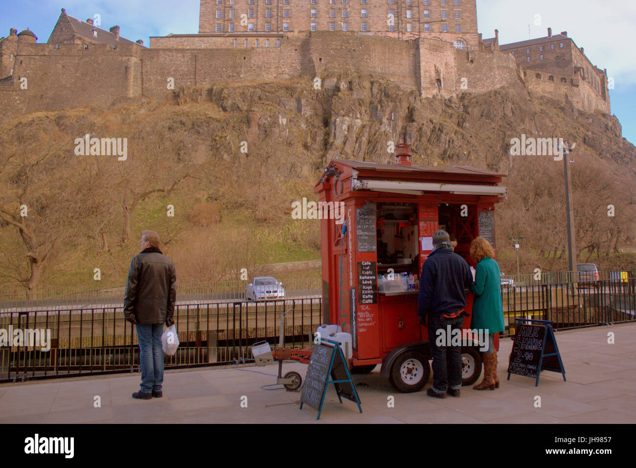 La polizia di Edimburgo box telephone Tardis convertito al caffè e prodotti alimentari da asporto chiosco vicino Edimburgo Mercato degli Agricoltori il Castello di Edinburgo e terrazza Foto Stock