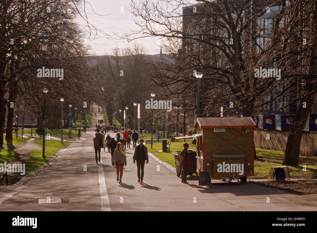 Prati di Edinburgh Park si accoppia al sole godendo i percorsi Foto Stock