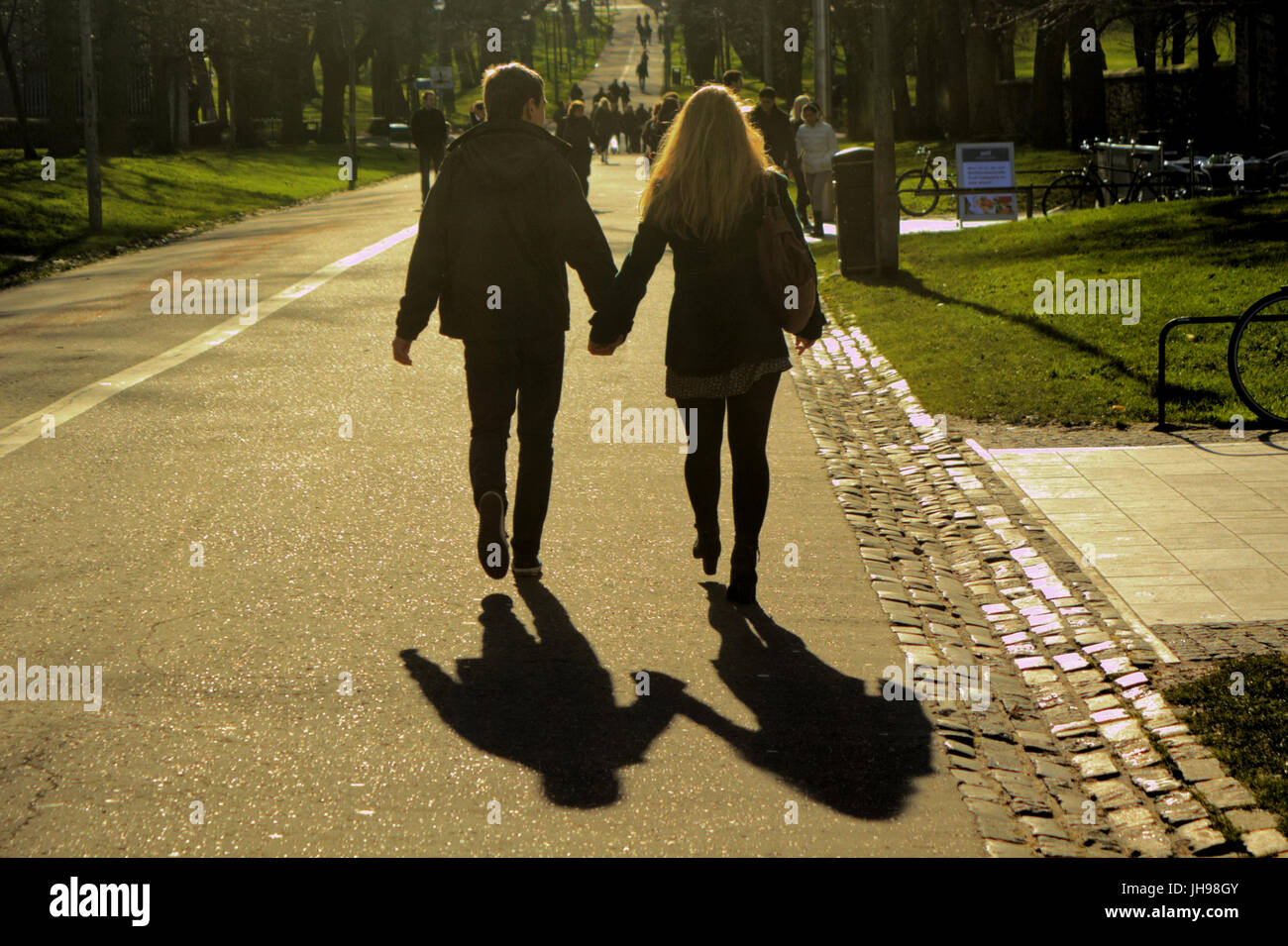 Prati di Edinburgh Park si accoppia al sole godendo i percorsi Foto Stock