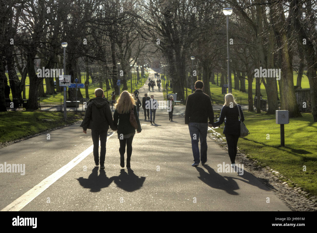 Prati di Edinburgh Park si accoppia al sole godendo i percorsi Foto Stock