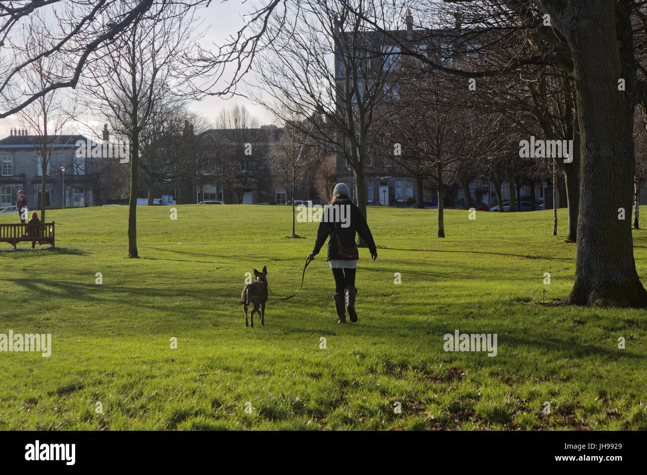 Prati di Edinburgh Park si accoppia al sole godendo i percorsi Foto Stock