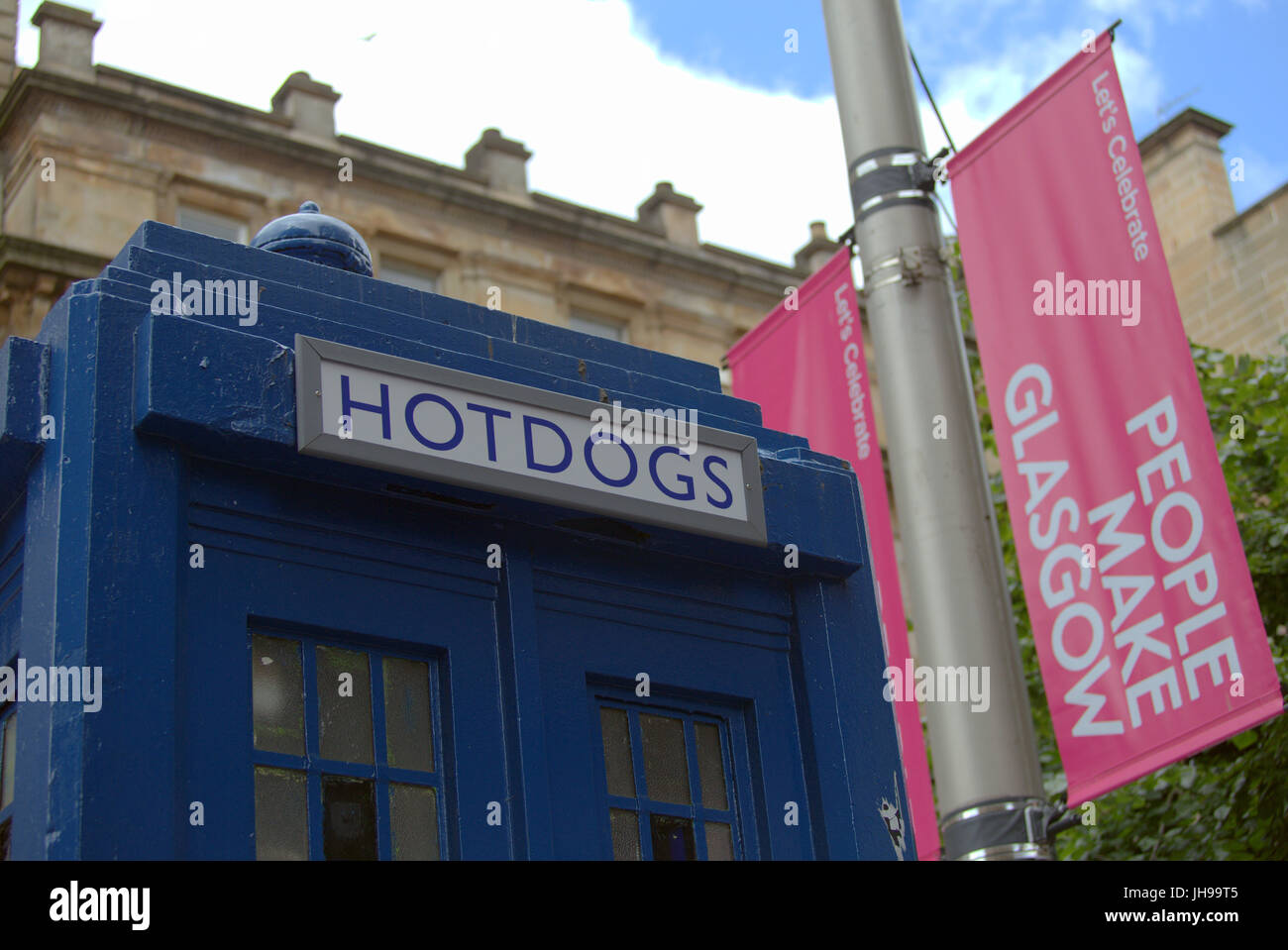 Le persone fanno Glasgow banner blu accanto alla casella di polizia tardis convertito in hot dog stand Buchanan Street Foto Stock