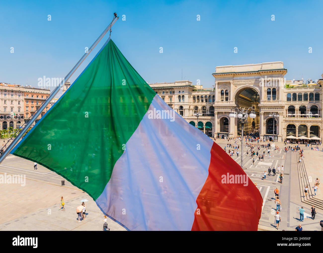 Vittorio Emanuele II monumento in Milano - Italia con bandiera italiana Foto Stock