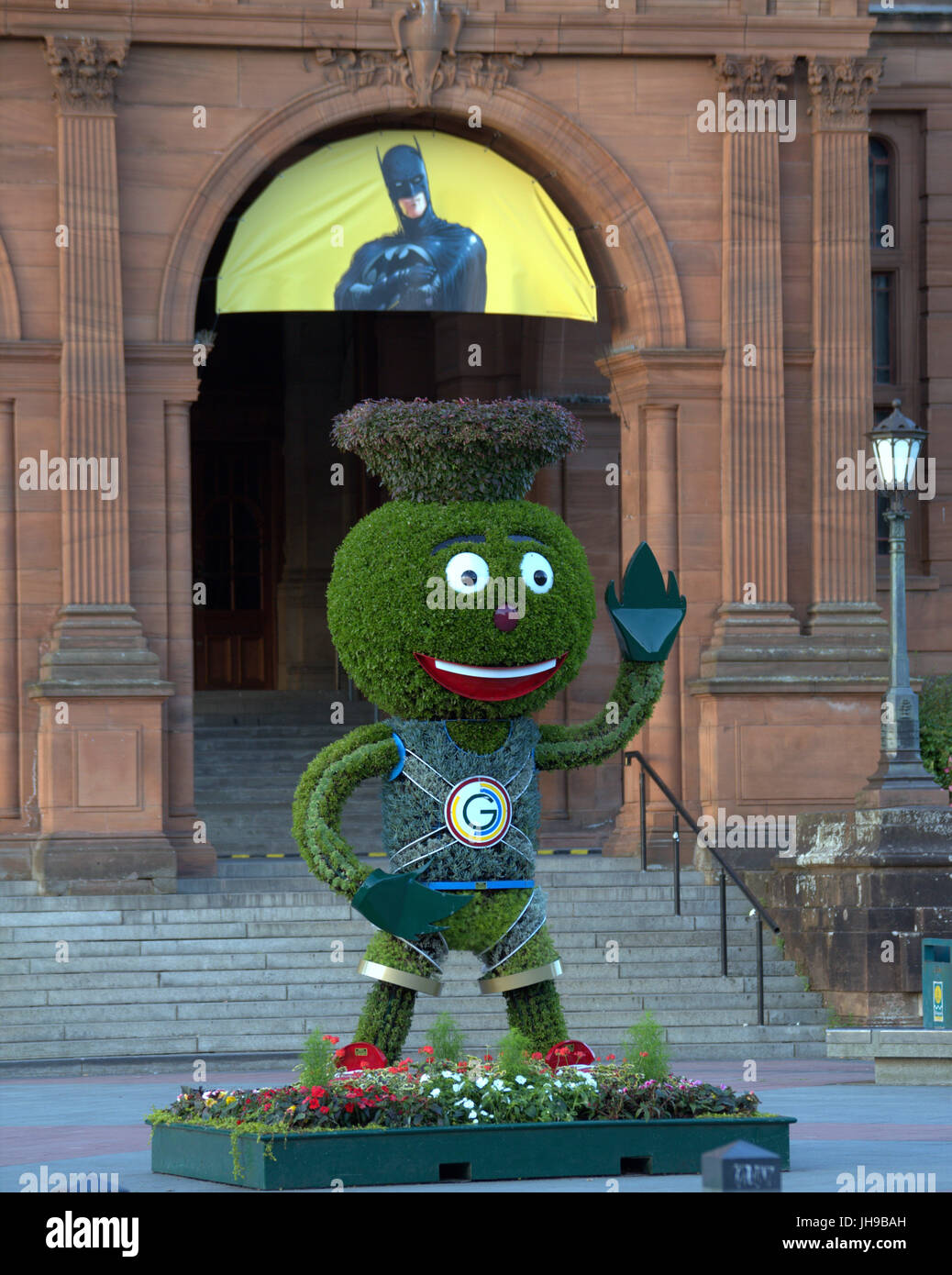 Il 2014 Giochi del Commonwealth mascotte Clyde al suo posto giochi luogo di riposo Glasgow Kelvingrove Museum con il supereroe batman materializzando il suo ego Foto Stock