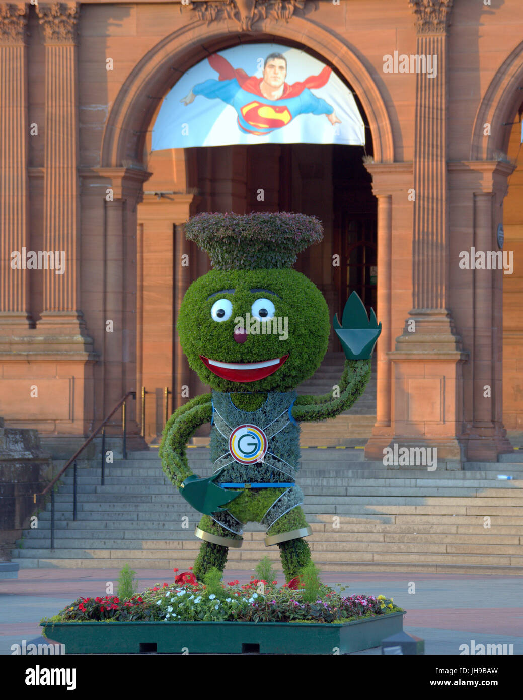 Il 2014 Giochi del Commonwealth mascotte Clyde al suo posto giochi luogo di riposo Glasgow Kelvingrove Museum con il supereroe superman materializzando il suo ego Foto Stock