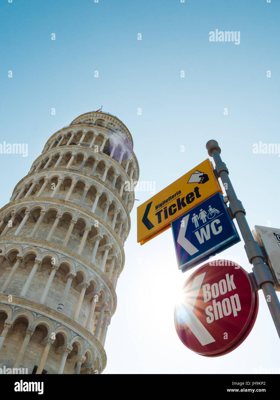 La Torre Pendente di Pisa in Italia con cartelli segnaletici stradali utilizzati in luoghi turistici: ticket, book shop, wc. Foto Stock