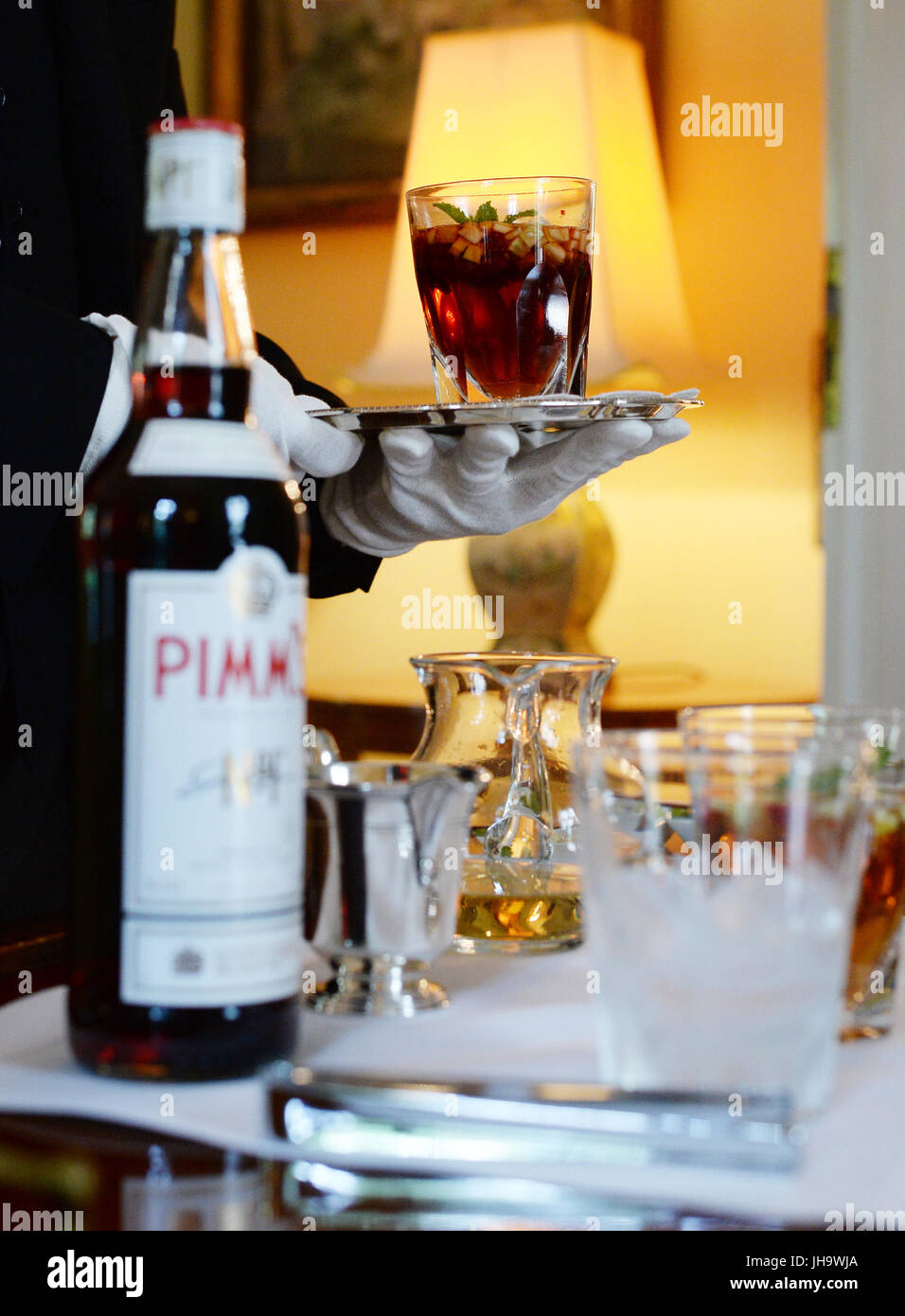 Berlino, Germania. 13 Luglio, 2017. L'aperitivo "Pimm's" è preparato mediante il maggiordomo Mario Calvelo durante un evento stampa in residenza dell'ambasciatore britannico a Berlino, Germania, 13 luglio 2017. La Gran Bretagna è il principe William e sua moglie Kate sta per visitare Berlino il 19 luglio. Foto: Jens Kalaene/dpa-Zentralbild/dpa/Alamy Live News Foto Stock