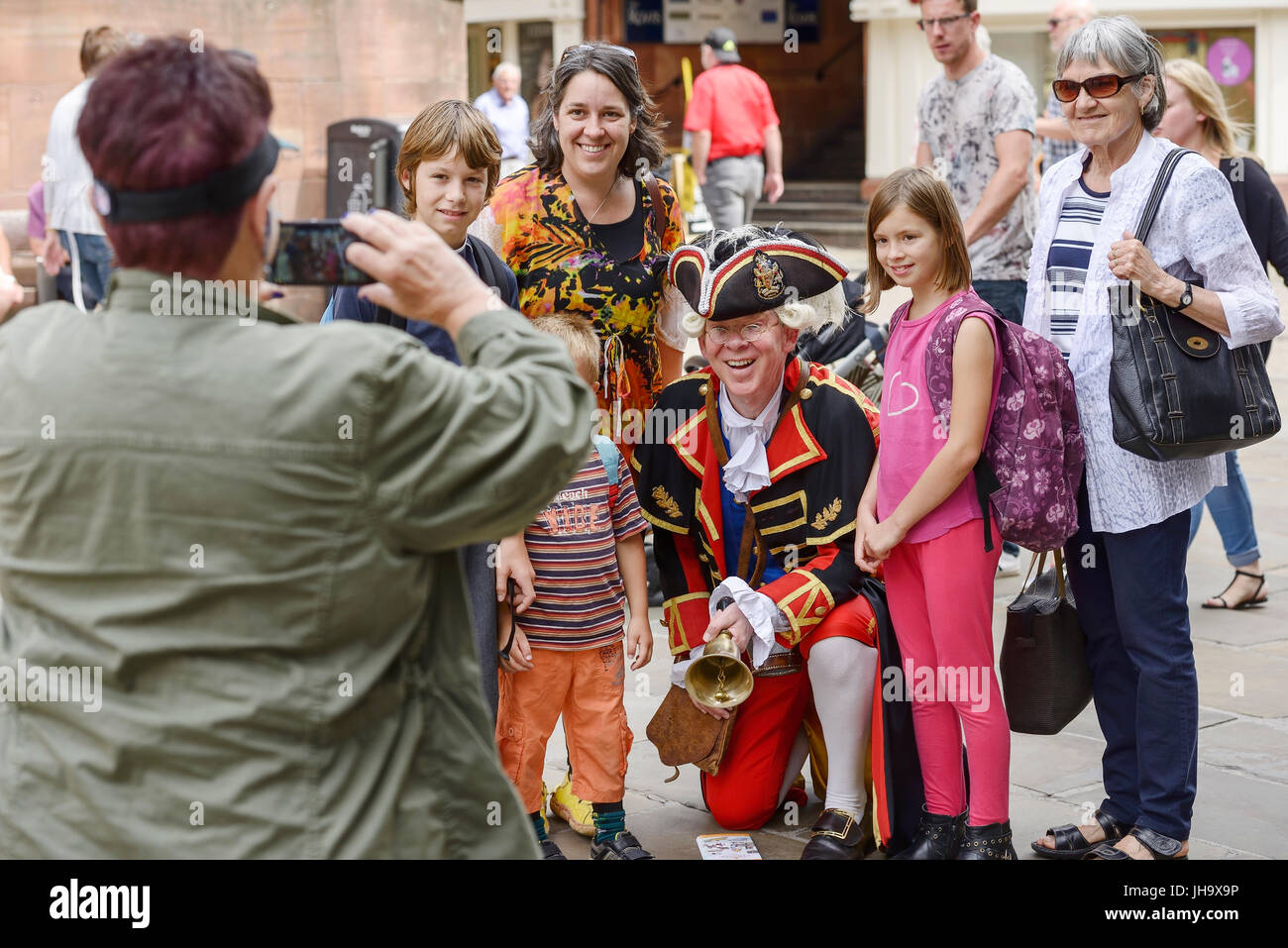 Chester, Regno Unito. 13 luglio 2017. Il Chester Town Crier David Mitchell con i turisti a croce. Credito: Andrew Paterson/Alamy Live News Foto Stock