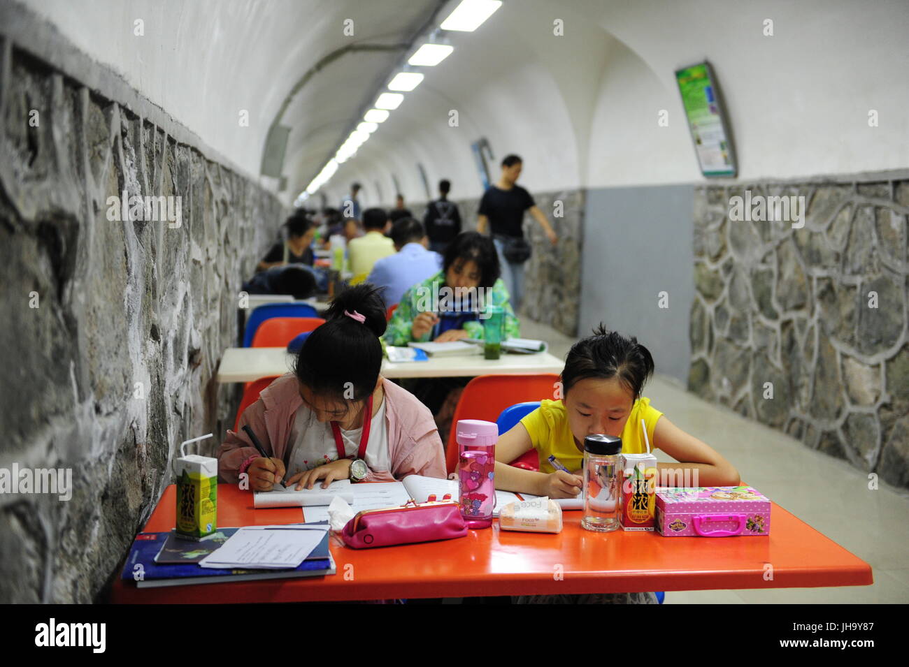 Xi'an, la Cina della provincia di Shaanxi. 13 Luglio, 2017. Cittadini venuti a spazio sotterraneo per la frescura di Xi'an, capitale della Cina nord-occidentale della provincia di Shaanxi, 13 luglio 2017. Un rosso segnale warning per il calore è stato rilasciato a 9:20 a.m.dall'Osservatorio metrologico di Xi'an giovedì, e si aspetta che la temperatura massima della maggior parte delle aree in Xi'an per essere al di sopra dei 40 gradi Celsius. Credito: Zhang Bowen/Xinhua/Alamy Live News Foto Stock
