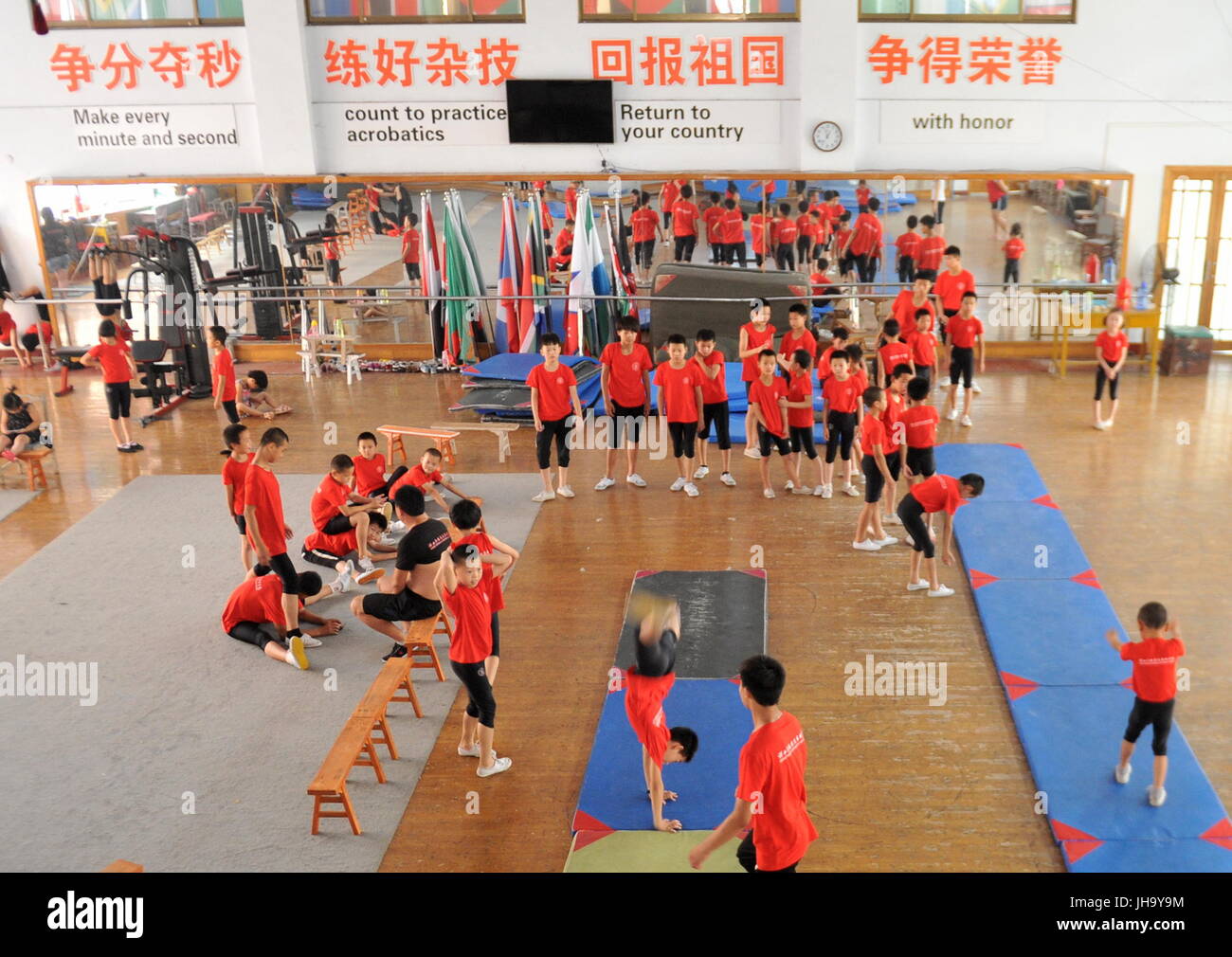 Cangzhou cinese nella provincia di Hebei. 13 Luglio, 2017. Gli studenti di Wuqiao arte acrobatica scuola pratica in ambienti interni in Cangzhou, nel nord della Cina di nella provincia di Hebei, 13 luglio 2017. La contea di Wuqiao è noto come "la casa di acrobazie' in Cina e più di 400 gli studenti stranieri hanno appreso abilità acrobatiche qui dal 2002. Credito: Mu Yu/Xinhua/Alamy Live News Foto Stock