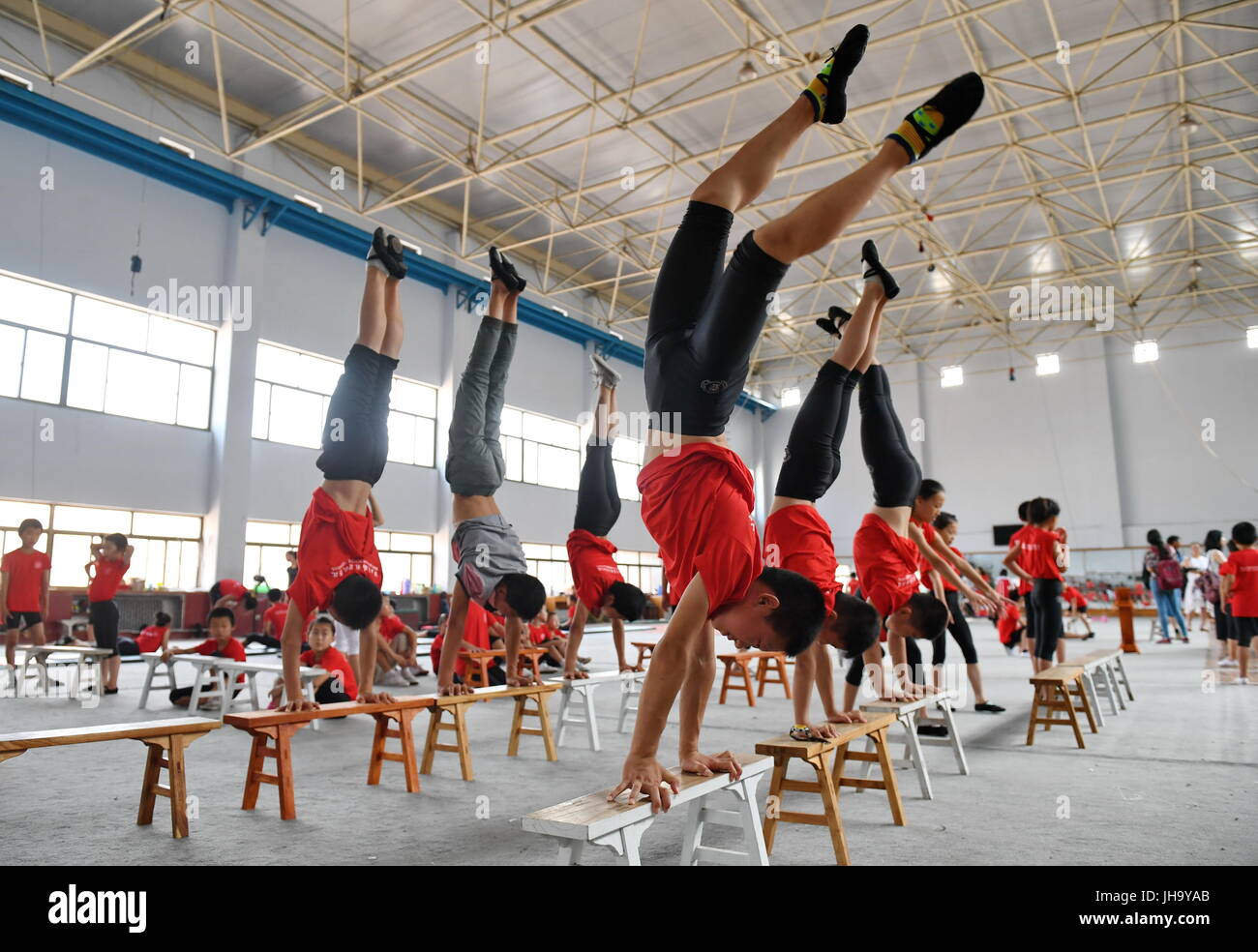 Cangzhou cinese nella provincia di Hebei. 13 Luglio, 2017. Gli studenti di Wuqiao arte acrobatica scuola pratica in ambienti interni in Cangzhou, nel nord della Cina di nella provincia di Hebei, 13 luglio 2017. La contea di Wuqiao è noto come "la casa di acrobazie' in Cina e più di 400 gli studenti stranieri hanno appreso abilità acrobatiche qui dal 2002. Credito: Mu Yu/Xinhua/Alamy Live News Foto Stock