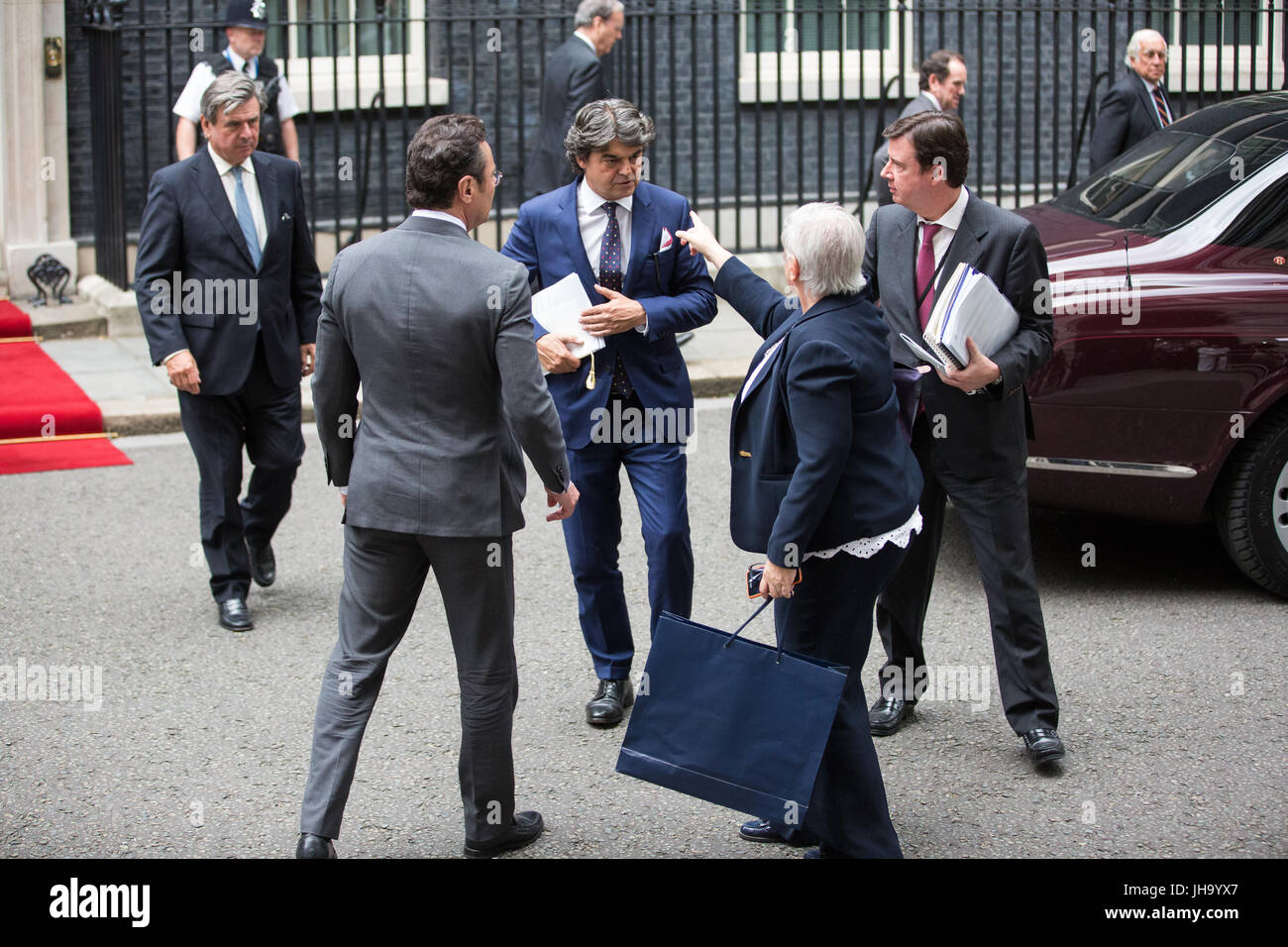 Londra, Regno Unito. 13 Luglio, 2017. I membri della delegazione che accompagna il re Felipe VI di Spagna lasciare 10 Downing Street dopo un incontro con il Primo Ministro Theresa Maggio. Credito: Mark Kerrison/Alamy Live News Foto Stock