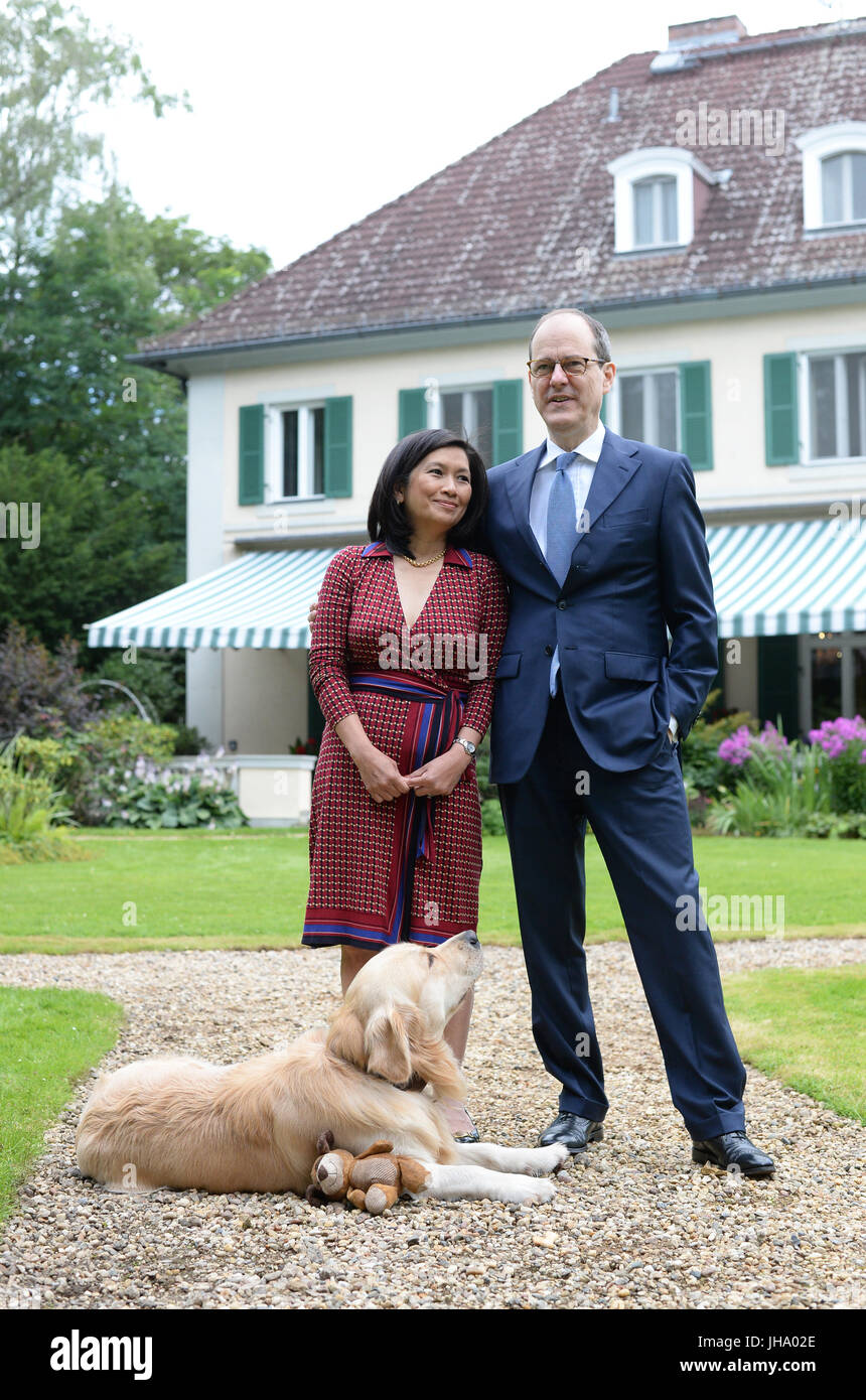 Berlino, Germania. 13 Luglio, 2017. Ambasciatore britannico in Germania Sir Sebastian di legno e di sua moglie Lady Sirinat arrivano in legno con il loro cane Albie per scattare una foto al giardino della residenza dell'Ambasciatore britannico a Berlino, Germania, 13 luglio 2017. Quesiti hanno ricevuto risposta per quanto riguarda la regina della festa di compleanno, che si svolgerà il 19 luglio con la presenza di il Duca e la Duchessa di Cambridge. La Gran Bretagna è il principe Willian e il suo wiffe arriva a Berlino il 19 luglio. Foto: Jens Kalaene/dpa-Zentralbild/dpa/Alamy Live News Foto Stock