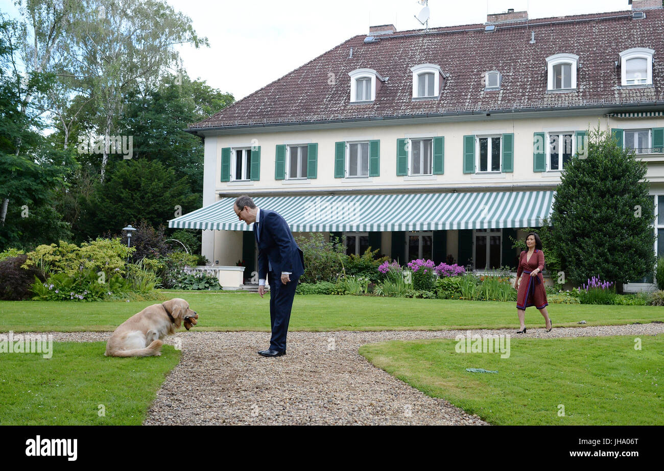 Berlino, Germania. 13 Luglio, 2017. Ambasciatore britannico in Germania Sir Sebastian di legno e di sua moglie Lady Sirinat arrivano in legno con il loro cane Albie per scattare una foto al giardino della residenza dell'Ambasciatore britannico a Berlino, Germania, 13 luglio 2017. Quesiti hanno ricevuto risposta per quanto riguarda la regina della festa di compleanno, che si svolgerà il 19 luglio con la presenza di il Duca e la Duchessa di Cambridge. La Gran Bretagna è il principe Willian e il suo wiffe arriva a Berlino il 19 luglio. Foto: Jens Kalaene/dpa-Zentralbild/dpa/Alamy Live News Foto Stock