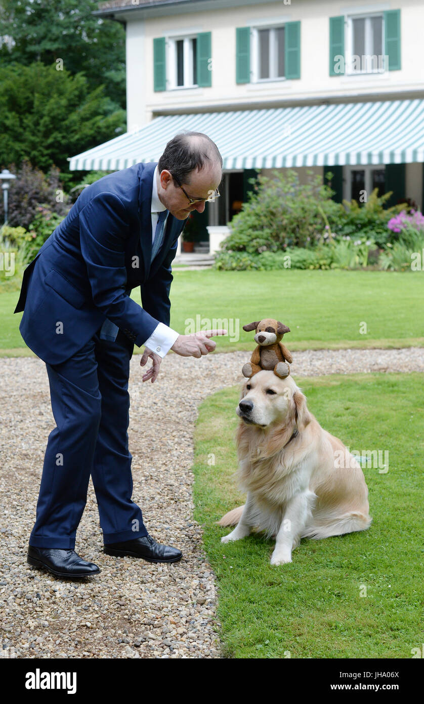 Berlino, Germania. 13 Luglio, 2017. Ambasciatore britannico in Germania Sir Sebastian di legno e di sua moglie Lady Sirinat arrivano in legno con il loro cane Albie per scattare una foto al giardino della residenza dell'Ambasciatore britannico a Berlino, Germania, 13 luglio 2017. Quesiti hanno ricevuto risposta per quanto riguarda la regina della festa di compleanno, che si svolgerà il 19 luglio con la presenza di il Duca e la Duchessa di Cambridge. La Gran Bretagna è il principe Willian e il suo wiffe arriva a Berlino il 19 luglio. Foto: Jens Kalaene/dpa-Zentralbild/dpa/Alamy Live News Foto Stock