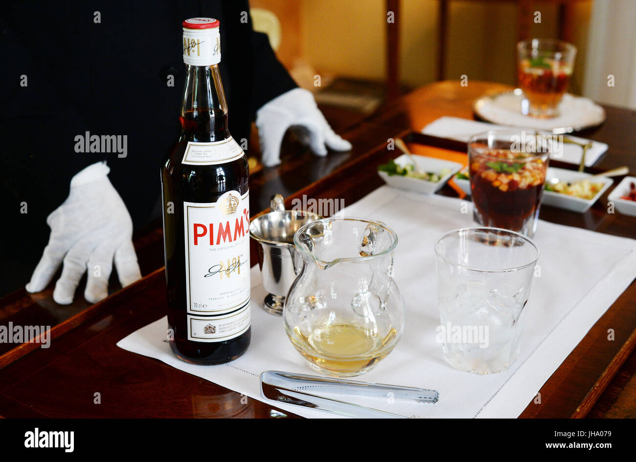 Berlino, Germania. 13 Luglio, 2017. Il 'Pimms' aperitivo essendo preparato mediante il maggiordomo della residenza dell'ambasciatore britannico, Mario Calvelo, Berlino, Germania, 13 luglio 2017. Quesiti hanno ricevuto risposta durante una conferenza stampa per quanto riguarda la regina della festa di compleanno che si svolgerà nella residenza del 19 luglio con la presenza di il Duca e la Duchessa di Cambridge. La Gran Bretagna è il principe Willian e il suo wiffe arriva a Berlino il 19 luglio e sono attesi alla regina della festa di compleanno. Foto: Jens Kalaene/dpa-Zentralbild/dpa/Alamy Live News Foto Stock