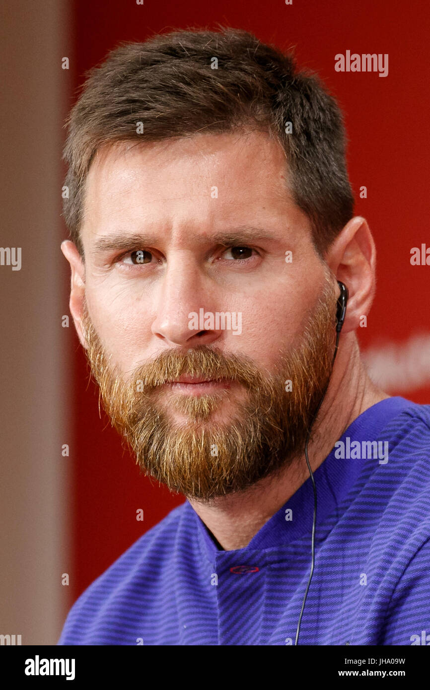 Tokyo, Giappone. 13 Luglio, 2017. FC Barcelona player Lionel Messi partecipa ad un evento stampa a Rakuten Crimson House sede a Setagaya il 13 luglio 2017, Tokyo, Giappone. Le stelle di Barcellona ha visitato la sede di Tokyo di Rakuten, FC Barcellona il nuovo main partner globale. Il Giapponese e-commerce impresa Rakuten è il nuovo sponsor del calcio spagnolo club, sostituzione di Qatar Airways per i prossimi quattro stagioni. Credito: Rodrigo Reyes Marin/AFLO/Alamy Live News Foto Stock