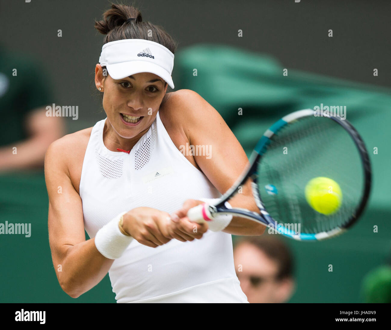 London, Londra, Regno Unito. 13 Luglio, 2017. Garbine Muguruza di Spagna compete durante le donne singoli semi-match finale con Magdalena RYBARIKOVA della Slovacchia al campionato di Wimbledon 2017 a Wimbledon, Londra, Gran Bretagna il 13 luglio 2017. Garbine Muguruza ha vinto 2-0. Credito: Jin Yu/Xinhua/Alamy Live News Foto Stock