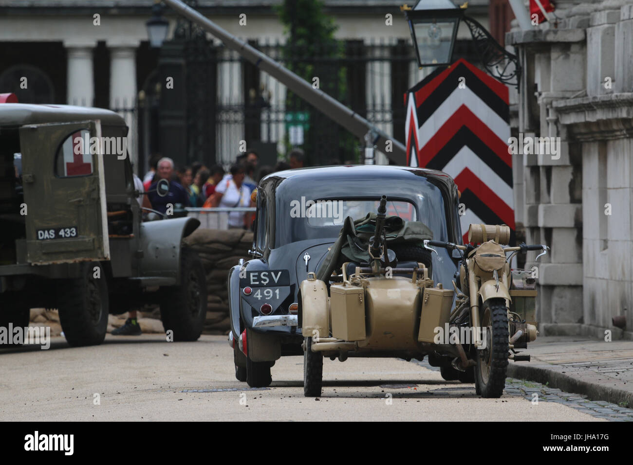 Greenwich, Londra, Regno Unito. 13 Luglio, 2017. La Old Royal Naval College di Greenwich è stata trasformata in nazista occupato in Francia per le riprese del HBO TV movie la mia cena con Hervé che stelle Peter Dinklage e Jamie Dornan (non mostrato). Il film racconta la lifestory di attore Hervé Villechaize. Rob Powell/Alamy Live News Foto Stock