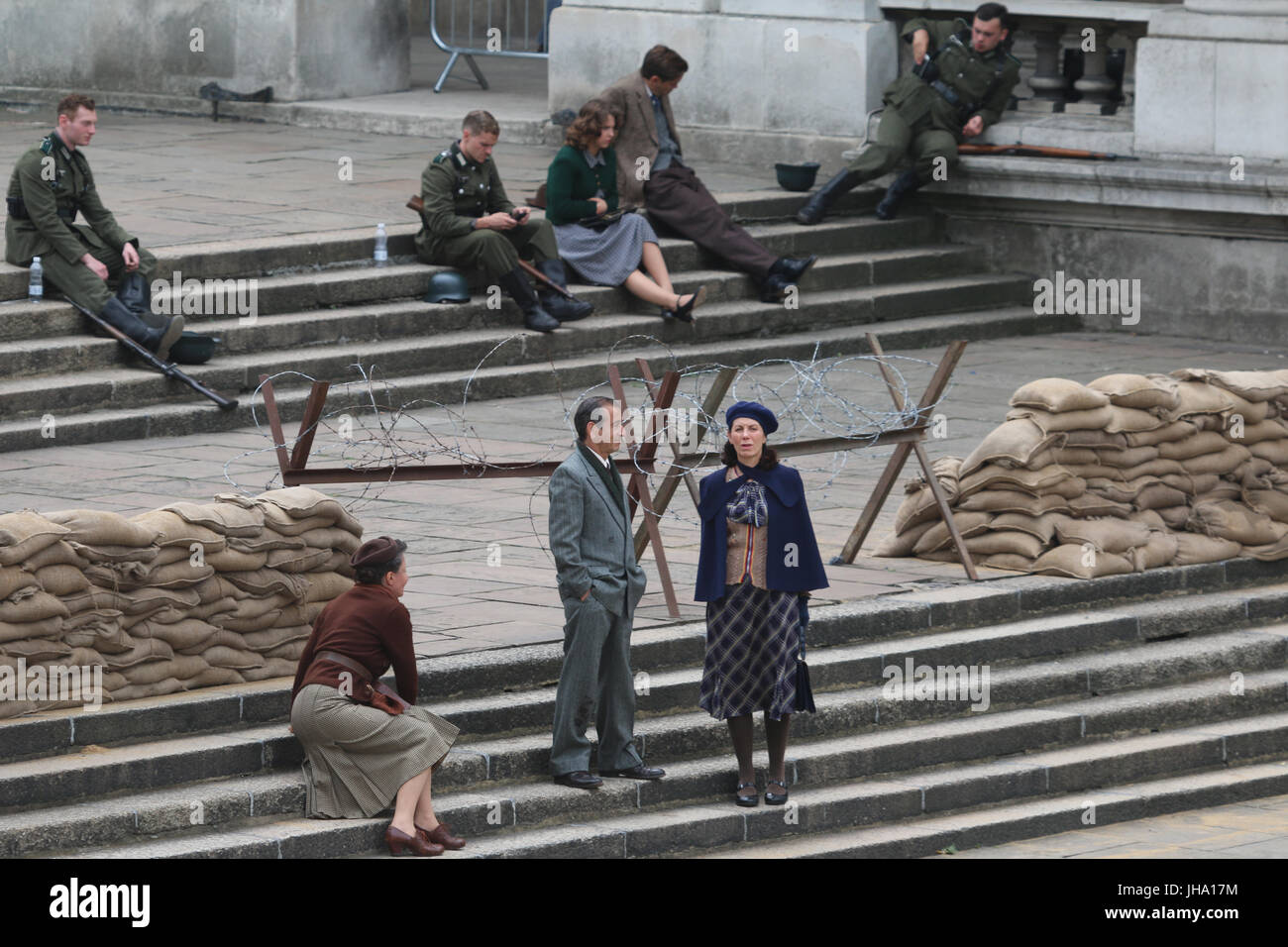 Greenwich, Londra, Regno Unito. 13 Luglio, 2017. La Old Royal Naval College di Greenwich è stata trasformata in nazista occupato in Francia per le riprese del HBO TV movie la mia cena con Hervé che stelle Peter Dinklage e Jamie Dornan (non mostrato). Il film racconta la lifestory di attore Hervé Villechaize. Rob Powell/Alamy Live News Foto Stock