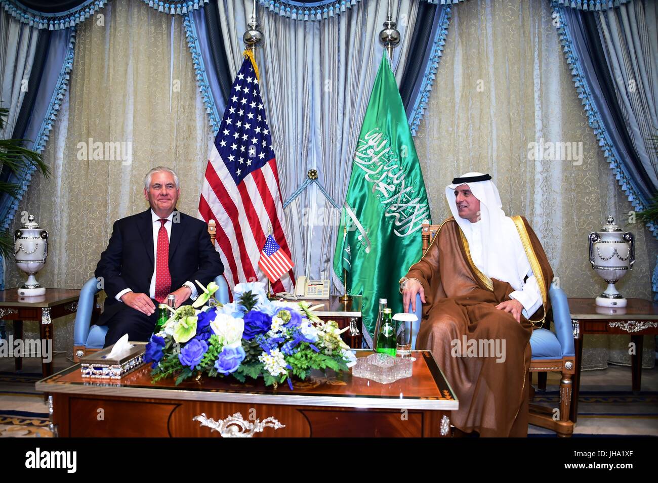 Stati Uniti Il segretario di Stato Rex Tillerson iduring un incontro bilaterale con il Ministro degli Esteri saudita Adel Ahmed bin Al-Jubeir Luglio 12, 2017 a Jeddah, Arabia Saudita. Tillerson è leader di riunione del consiglio di cooperazione del Golfo in un tentativo di porre fine alla isolamento del collega Qatar da un led saudita coalizione. Foto Stock