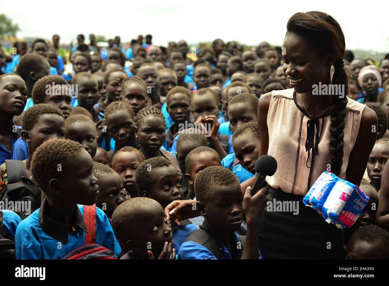 Luglio 13, 2017 - Juba, Jubek, Sud Sudan - Supermodel Ajah Kiir, sud sudanesi 2016 Miss Mondo rappresentante, si rivolge a un gruppo di ragazze, insegnare loro come utilizzare tamponi di igiene nel Gumbo Basic scuola elementare nella periferia del Sud capitale sudanese di Juba. Le procedure più comuni sono esotica come scavare un buco e seduta lì per quattro giorni a utilizzando lo sterco di vacca, spesso con gravi conseguenze per la salute. come fistola e infezioni gravi. Kiir mira a raggiungere le ragazze in tutte le scuole pubbliche di Juba, molti dei quali non sono stati finanziati in diversi anni in un paese dove la guerra civile e deep c Foto Stock