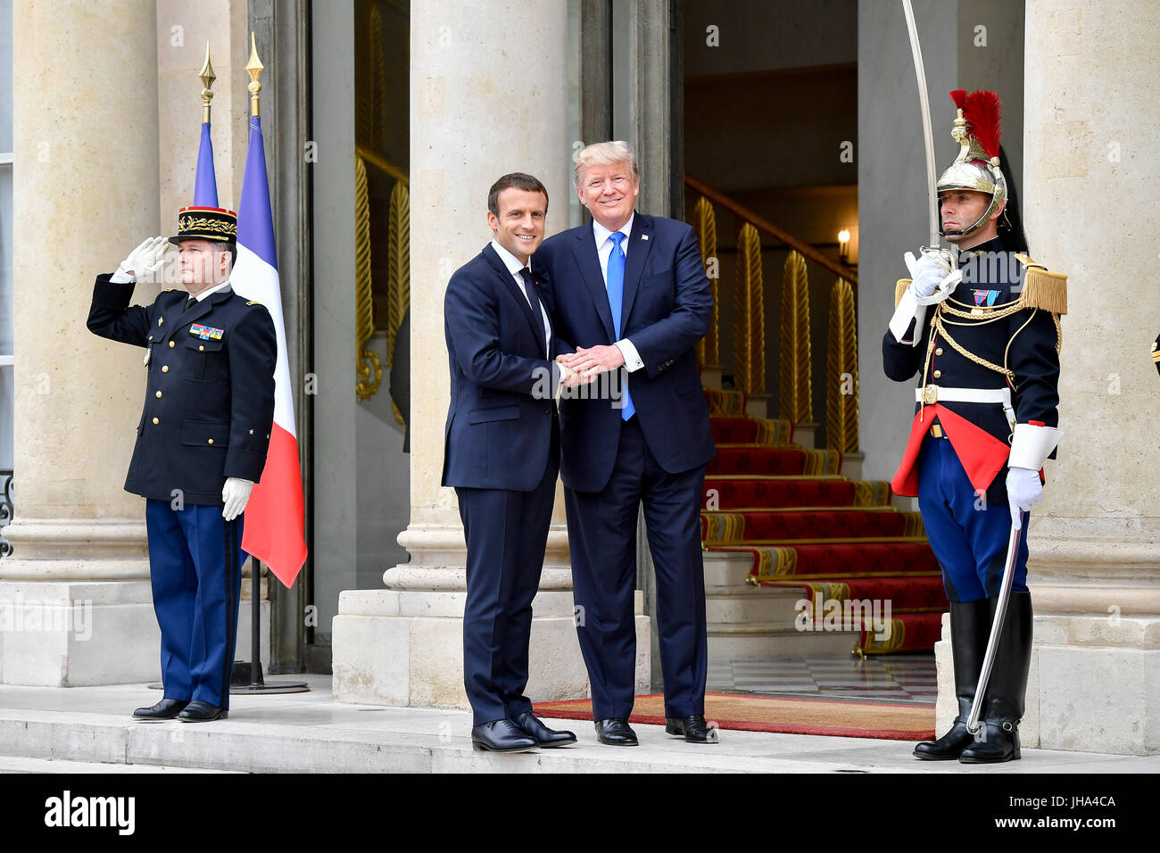 Parigi, Francia. 13 Luglio, 2017. Il Presidente francese Emmanuel Macron (C-L) scuote le mani con U.S. Presidente Donald Trump (C-R) all'Elysees Palace a Parigi, in Francia, il 13 luglio 2017. Stati Uniti Presidente Donald Trump arrivato a Parigi il giovedì mattina in un'iniziativa diplomatica per ammorbidire la divergenza con la Francia sul cambiamento climatico e la liberalizzazione del commercio attraverso la ricerca di un terreno comune per la sicurezza e la lotta contro il terrorismo. Credito: Chen Yichen/Xinhua/Alamy Live News Foto Stock