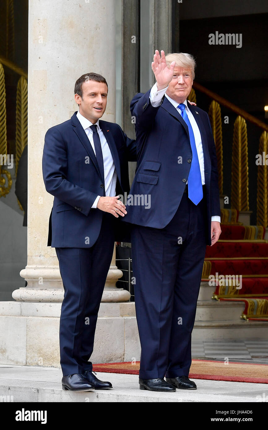 Parigi, Francia. 13 Luglio, 2017. Il Presidente francese Emmanuel Macron (L) accoglie favorevolmente U.S. Presidente Donald Trump a Elysees Palace a Parigi, in Francia, il 13 luglio 2017. Stati Uniti Presidente Donald Trump arrivato a Parigi il giovedì mattina in un'iniziativa diplomatica per ammorbidire la divergenza con la Francia sul cambiamento climatico e la liberalizzazione del commercio attraverso la ricerca di un terreno comune per la sicurezza e la lotta contro il terrorismo. Credito: Chen Yichen/Xinhua/Alamy Live News Foto Stock