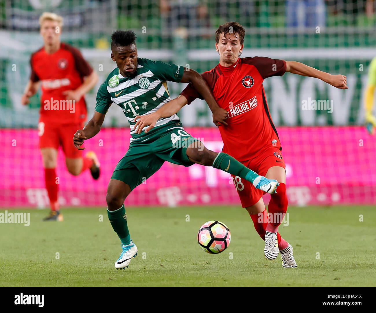 Budapest, Ungheria. 13 Luglio, 2017. Amadou Moutari (L) di Ferencvarosi TC che combatte per la sfera con Gustav Wikheim (R) di FC Midtjylland durante la UEFA Europa League secondo turno di qualificazione prima gamba match tra Ferencvarosi TC e FC Midtjylland a Groupama Arena sulla luglio 13, 2017 a Budapest, Ungheria. Credito: Laszlo Szirtesi/Alamy Live News Foto Stock