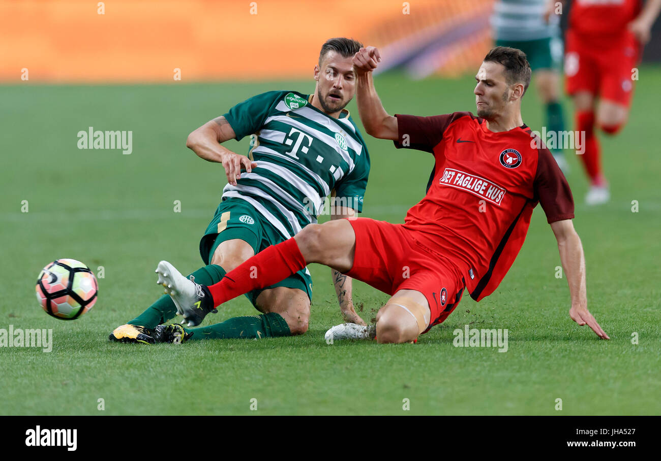 Budapest, Ungheria. 13 Luglio, 2017. Zsolt Korcsmar (R) di FC Midtjylland slitta affronta Tamas Priskin (L) di Ferencvarosi TC durante la UEFA Europa League secondo turno di qualificazione prima gamba match tra Ferencvarosi TC e FC Midtjylland a Groupama Arena sulla luglio 13, 2017 a Budapest, Ungheria. Credito: Laszlo Szirtesi/Alamy Live News Foto Stock