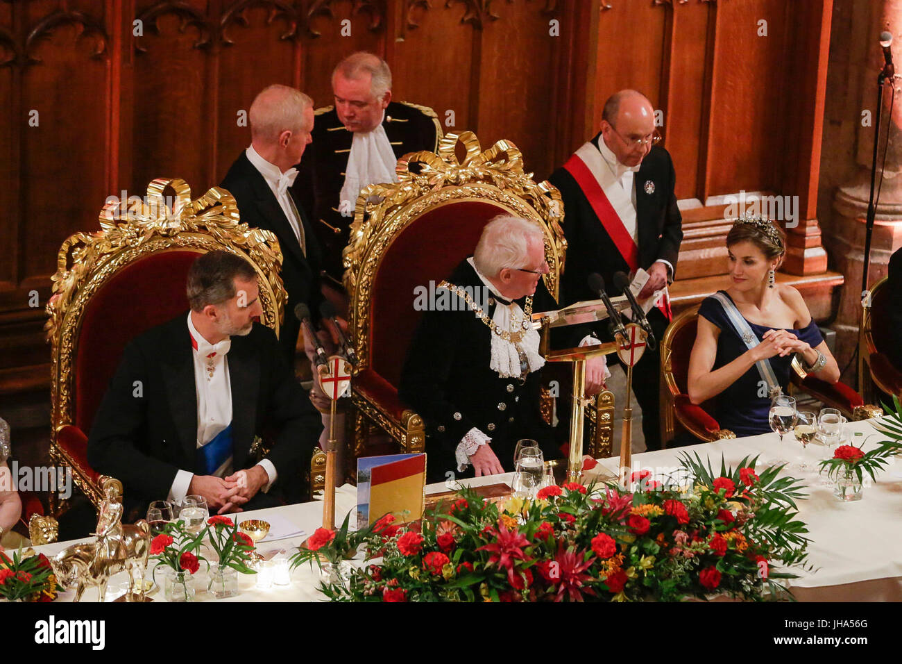 Re spagnolo Felipe VI e la Regina Letizia con Andrew Parmley durante la cena di gala in occasione per la loro visita ufficiale in Regno Unito a Londra il giovedì il 13 luglio 2017. Il secondo giorno del loro tour di 3 giorni del Regno Unito Foto Stock