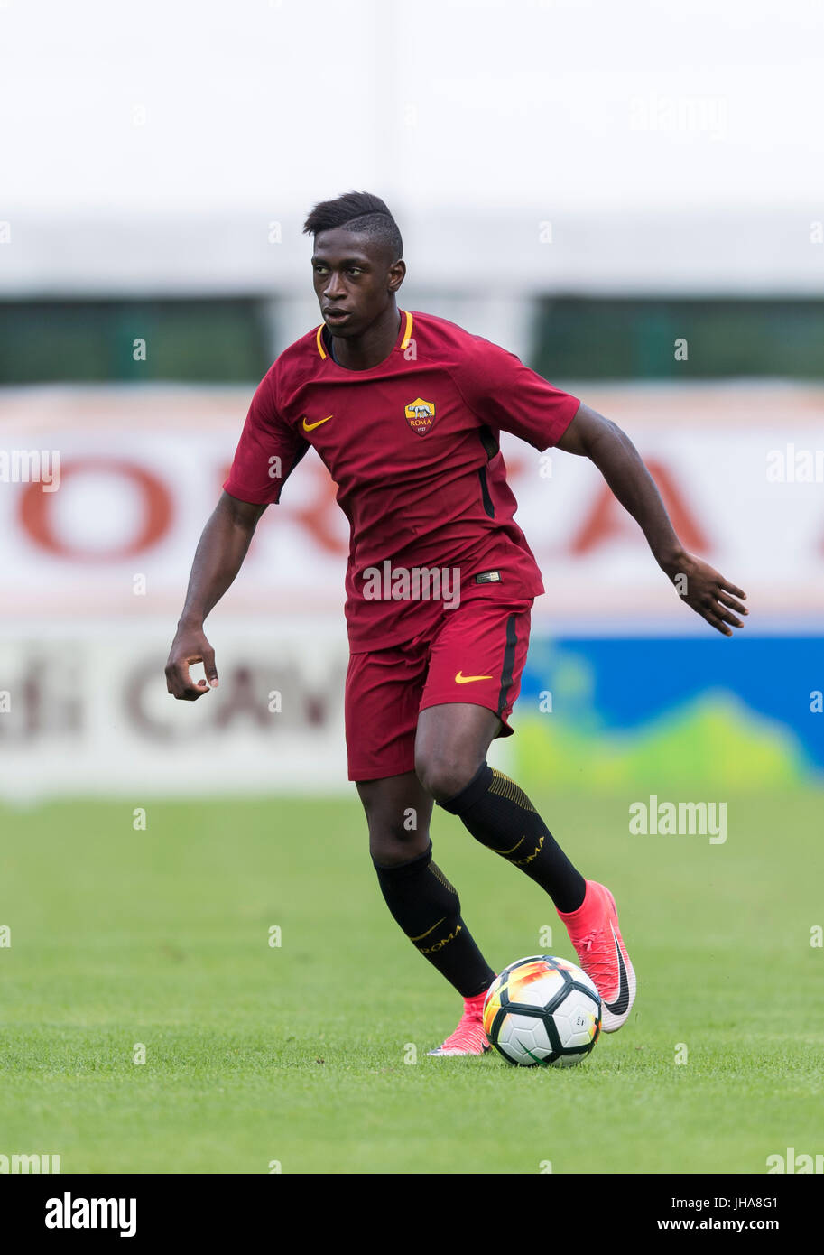 Pinzolo, Italia. 11 Luglio, 2017. Moustapha Seck (Roma) Calcio/Calcetto :  la pre-stagione amichevole tra ACD Pinzolo Valrendena 0-8 come Roma a  Pinzolo, Italia . Credito: Maurizio Borsari/AFLO/Alamy Live News Foto stock  - Alamy