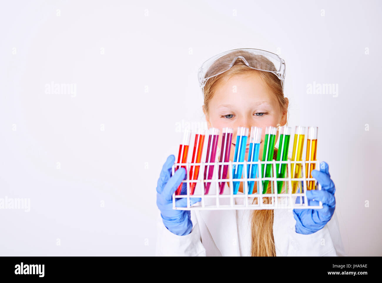 Bambina azienda multi colore vetreria di laboratorio Foto Stock