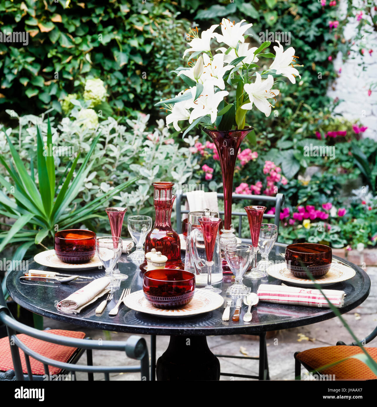 Impostare il tavolo in giardino sul retro Foto Stock