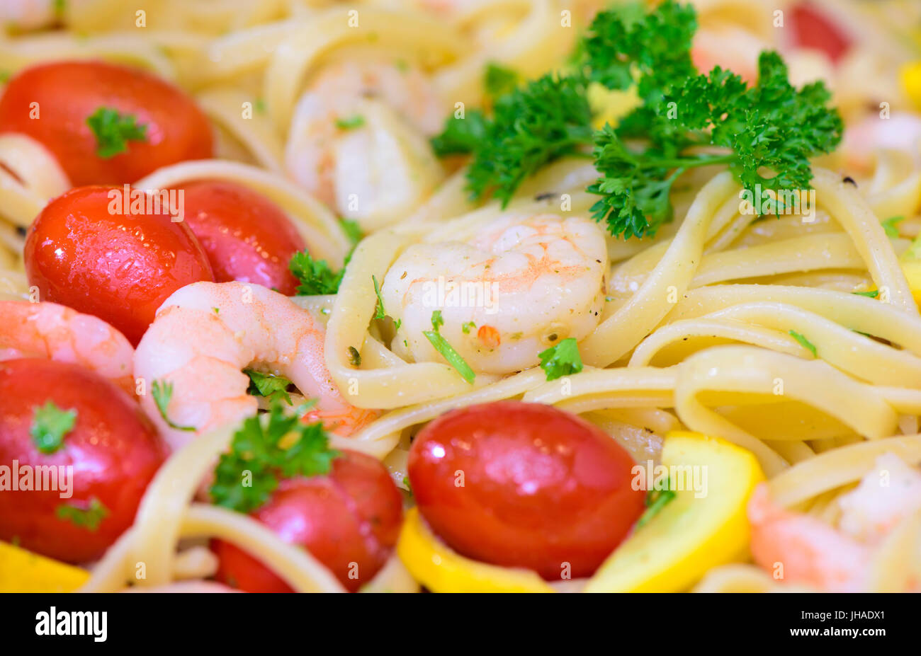 Mediterran pasta italiana con gamberi e pomodori Foto Stock