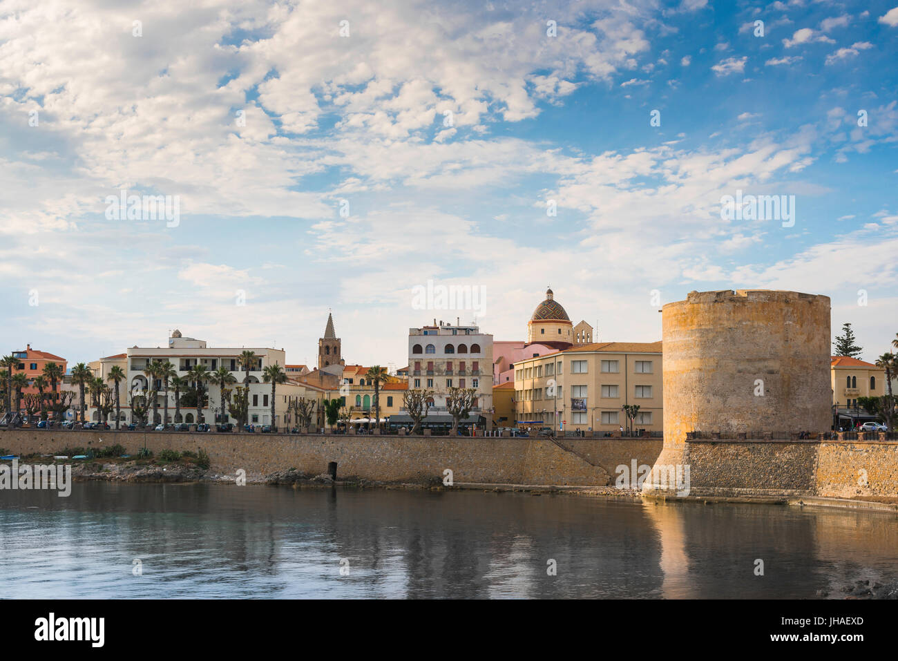 Sardegna Alghero, vista del seawall medievale e l'estremità meridionale della storica città vecchia di Alghero, in Sardegna. Foto Stock