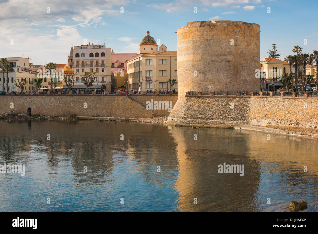 Alghero Sardegna, vista delle mura difensive medievali e la torre - la Torre Sulis - all'estremità meridionale della città vecchia di Alghero, in Sardegna. Foto Stock