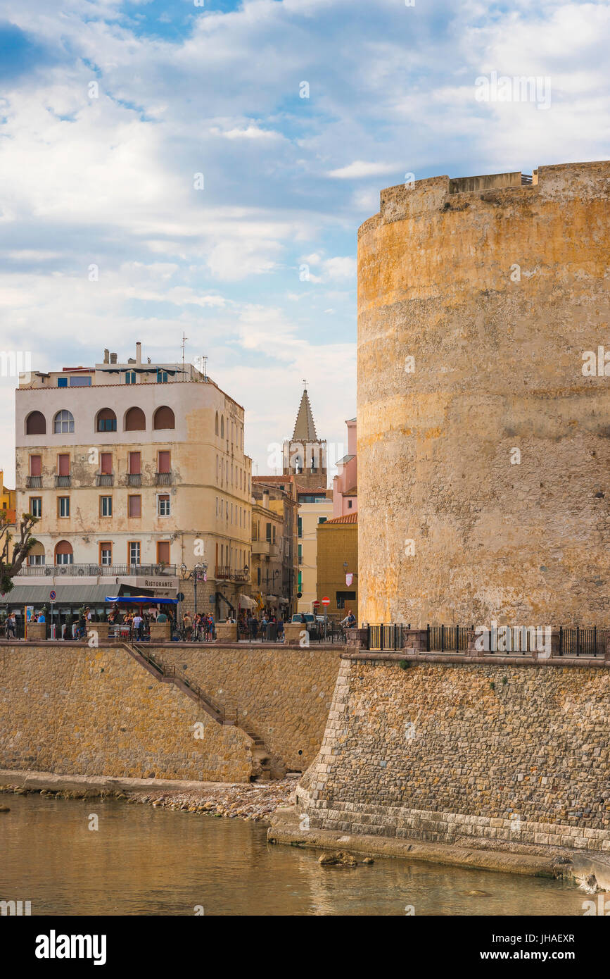 Alghero Sardegna, vista del seawall medievale e Torre Sulis nella parte finale a sud della storica città vecchia di Alghero, in Sardegna. Foto Stock