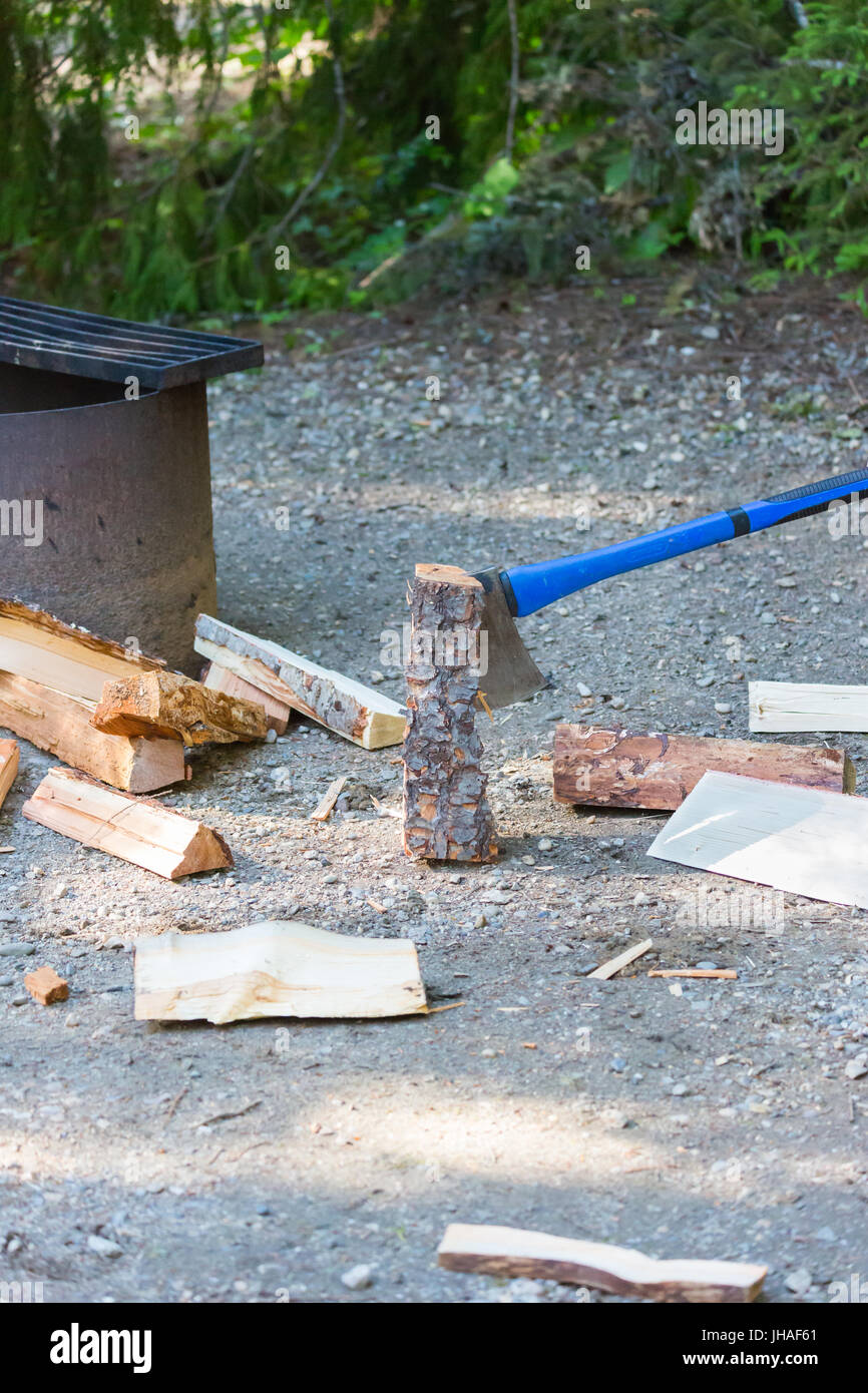 Un blu Ax viene usato per tritare la legna da ardere in un campeggio Foto Stock