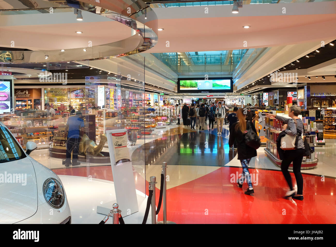 I negozi e gli acquirenti del Dubai International Airport. Foto Stock